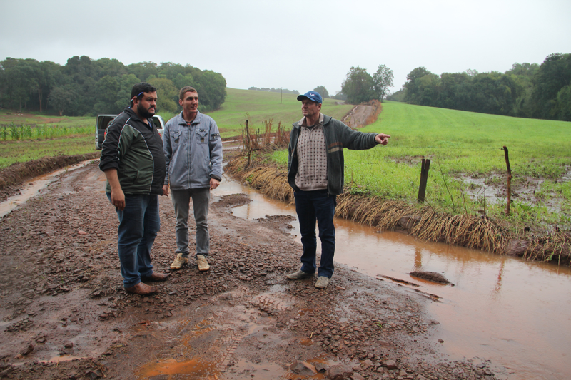 Secretários realizam levantamento dos estragos nas estradas rurais